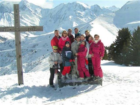 Famille au sommet du Mont-Joux en hiver