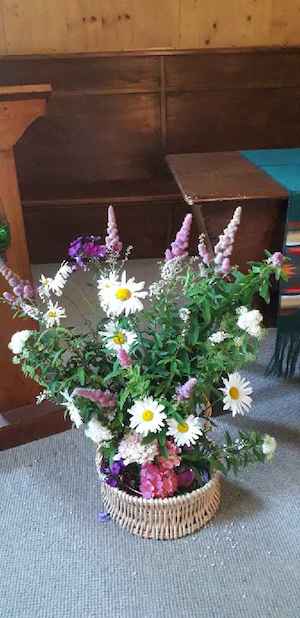 fleurs dans la chapelle