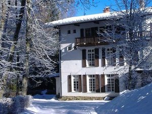 Grande maison en hiver