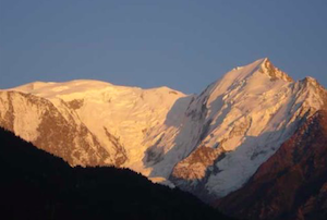 Vue de la chaine du Mont-Blanc au coucher du soleil